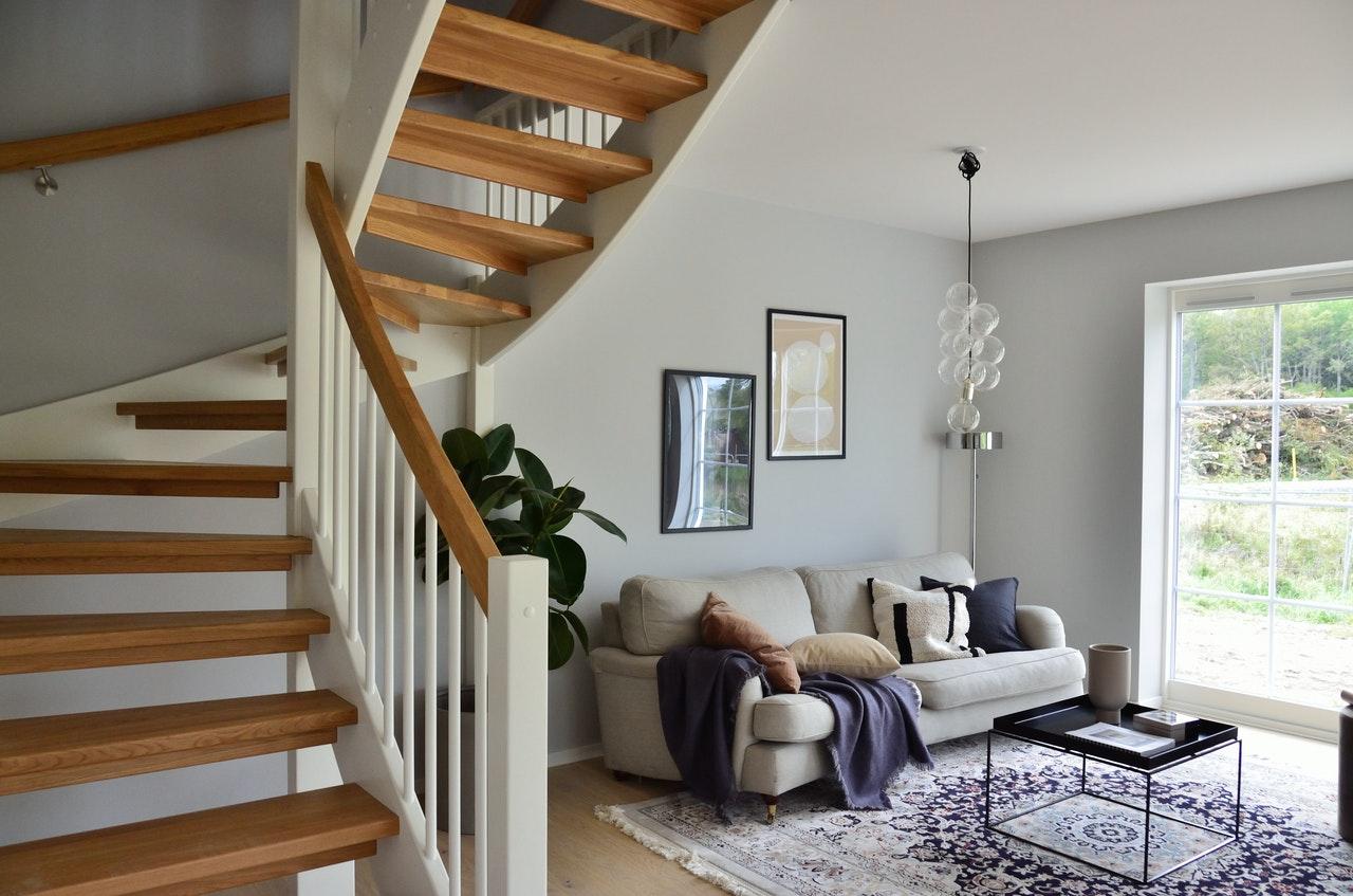 Wohnzimmer mit Treppe