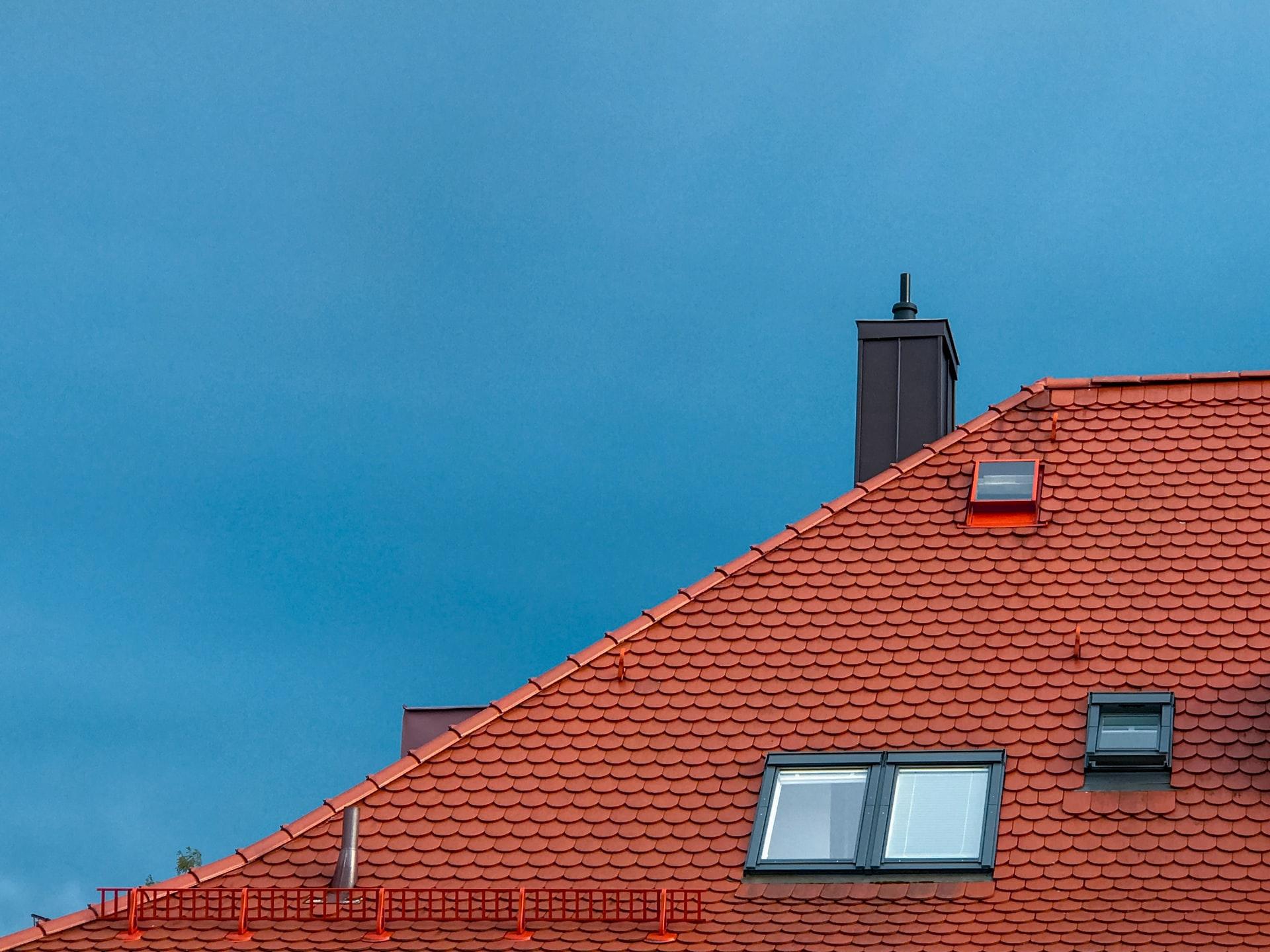 Rotes Dach und blauer Himmel