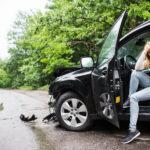 Junge Frau hat Verkehrsunfall