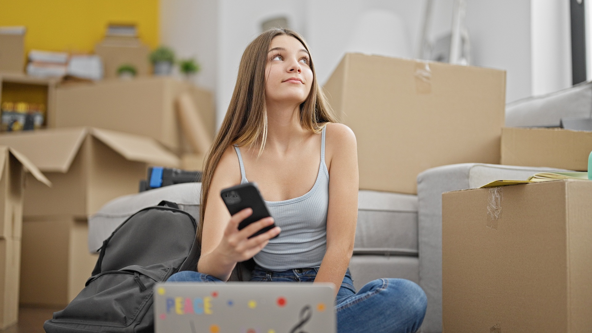 Studentin beim Umzug in neue Wohnung | Terrassenüberdachung