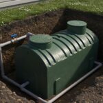 Zisterne aus Kunststoff mit Anschlusssystem in Baugrube vor Einbau